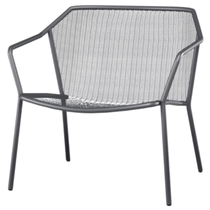Vue de face inclinée de la chaise en acier peint par poudrage gris anthracite, avec vue sur la structure ouverte et les fines perforations du dossier et de l'assise. Convient comme chaise de terrasse pour l'accueil et pour l'intérieur. Combinez-la avec notre large gamme de mobilier de terrasse hospitalité et créez le tableau parfait.