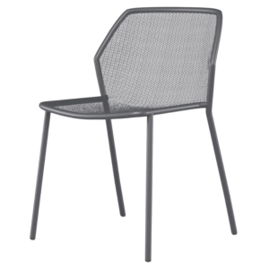Vue latérale inclinée de la chaise de terrasse empilable en acier gris anthracite, avec assise perforée et pieds fins. Un choix durable pour le mobilier d'accueil d'intérieur ou d'extérieur. Des chaises de terrasse qui peuvent être parfaitement combinées avec notre large gamme de tables de terrasse et d'autres meubles de terrasse.