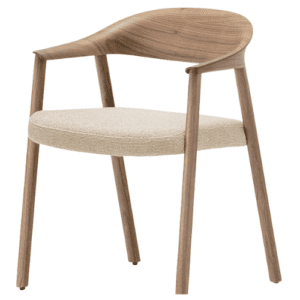 Driekwart aanzicht van de Héra 2865 houten horecastoel in naturel notelaar met gestoffeerde zitting in lichtbeige structuurstof. Perfecte balans tussen ergonomie, elegantie en duurzaamheid voor horecazaken die comfort en stijl zoeken.