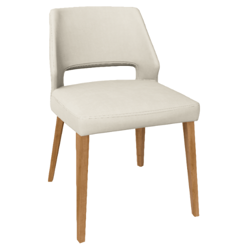 Vue de face inclinée de la chaise d'accueil Lena en tissu crème doux et pieds en chêne naturel. Un design élégant avec un dossier ouvert, idéal pour les restaurants et les cafés.
