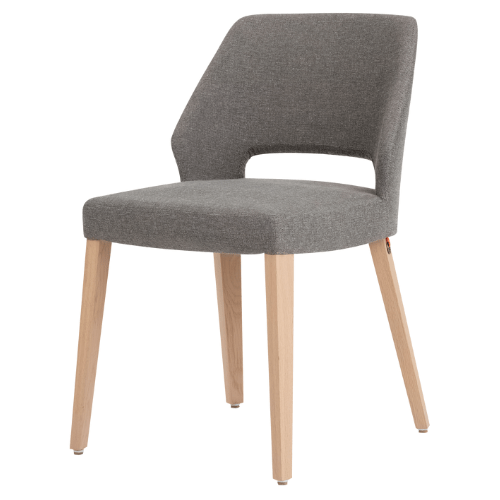 Chaise d'accueil gris foncé avec dossier ouvert et pieds en bois de chêne naturel. La chaise Lena 110 allie un design intemporel au confort et à un rembourrage personnalisable. Chaise élégante pour le design des restaurants et les intérieurs des hôtels.