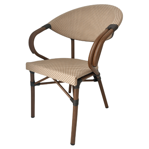 Beige bruine terrasstoel horeca outlet met armleuningen, gevlochten kunststof zitting en rugleuning in wickerlook. Stevig bruin frame, stapelbaar en direct leverbaar uit horeca meubelen outlet.