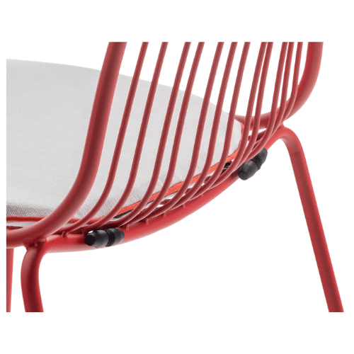 Detail van een rode Nolita terrasstoel met bevestigingssysteem voor het zitkussen in licht textiel. De elegante buizenstructuur toont vakmanschap en duurzaamheid voor intensief horeca gebruik.