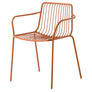 Chaise de patio élégante de couleur terracotta chaude avec de minces tubes en métal peint par poudrage et un dossier bas. L'assise ouverte les rend aérées et facilement empilables. Vous cherchez une chaise d'accueil empilable pour l'intérieur et l'extérieur ? Notre grossiste spécialisé en mobilier d'accueil vous recommande chaleureusement cette chaise de terrasse !