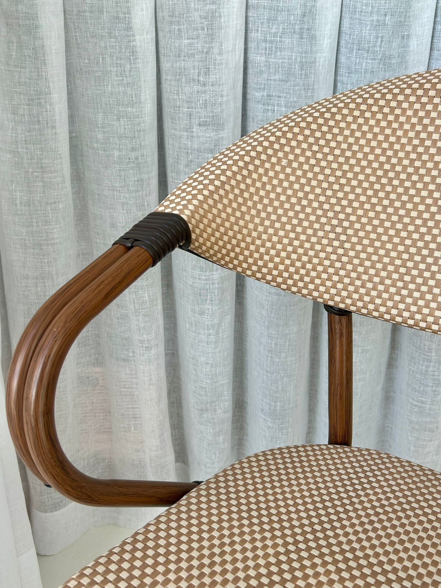 Afwerking van rug en zitvlak in beige bruin gevlochten kunststof. Comfortabele stoelen horeca outlet, onderhoudsvriendelijk en geschikt voor intensief gebruik als horeca meubels outlet.
