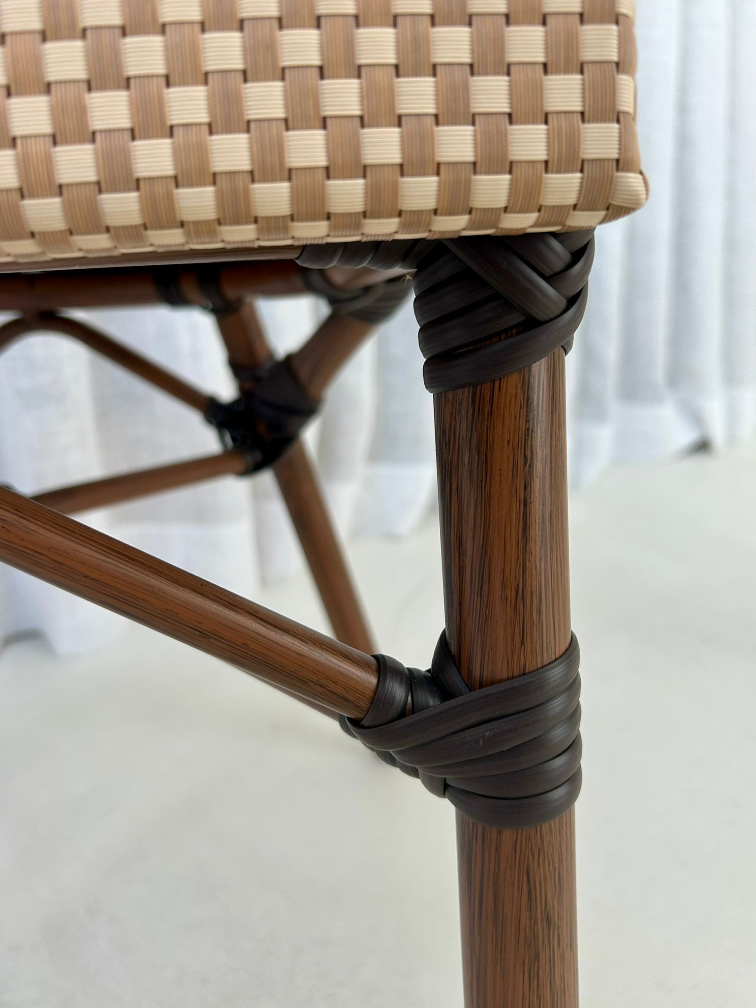 Detail van de stevige houtlook poten en zwarte afwerking van de verbindingen. Duurzaam en stapelbaar terrasmeubilair outlet, beschikbaar via horeca outlet meubels.