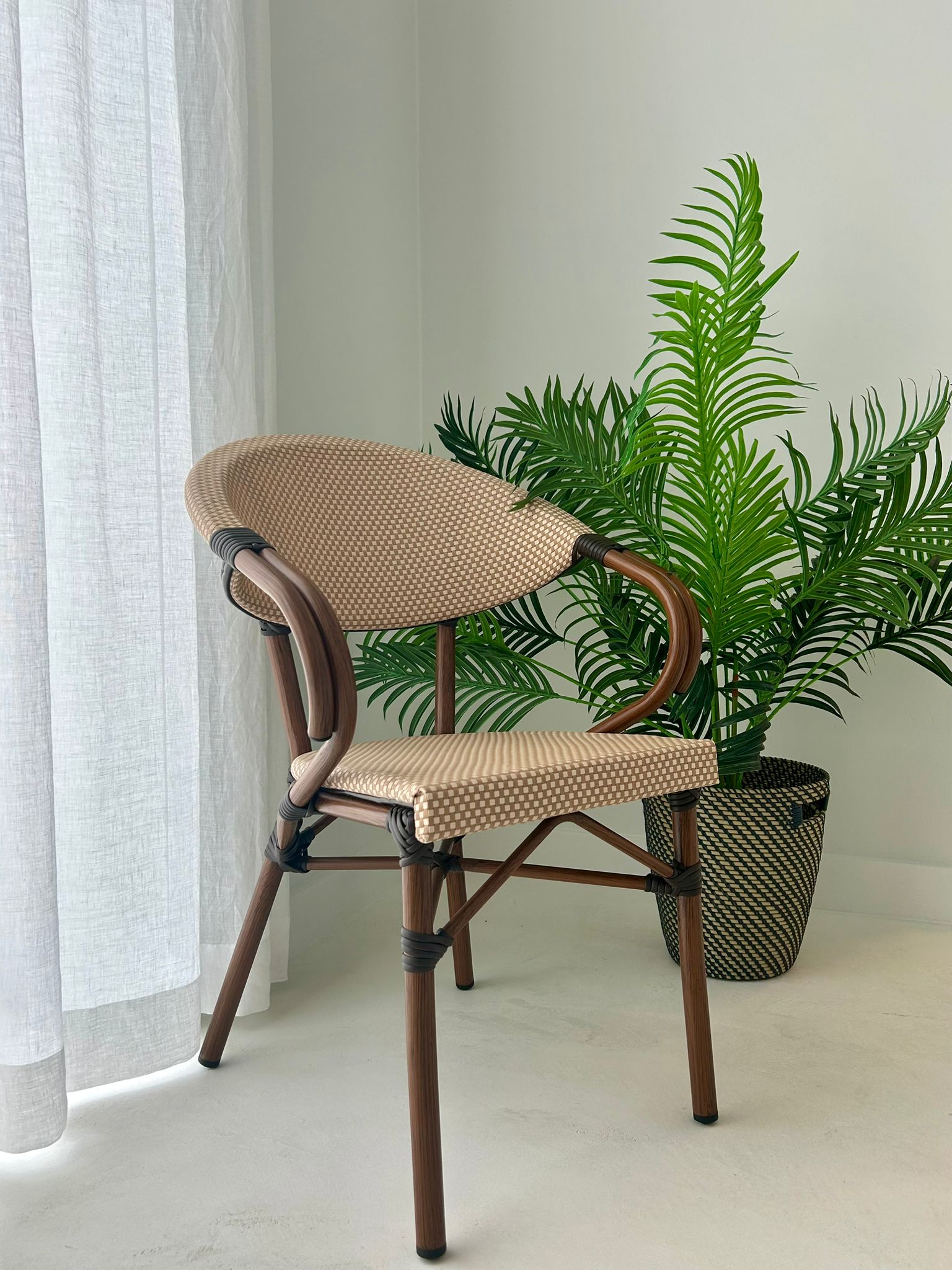 Sfeervolle stoelen horeca outlet in beige en bruin kunststof met houtlook frame en gebogen armleuningen. Perfect als terrasmeubilair outlet voor cafés en restaurants.