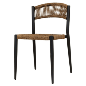 Vue frontale oblique d'une chaise de patio en aluminium noir avec un tressage en corde naturelle. Mobilier d'accueil intemporel, adapté aux cafés, restaurants et hôtels. Chaises empilables pour l'industrie de l'accueil, pour une utilisation intensive dans l'aménagement des terrasses.