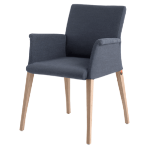 vooraanzicht van blauwgrijze gestoffeerde armstoel met beuken houten poten en zachte rondingen in rug en zitting. Een uitnodigende stoel voor horeca en kantoor uit ons gespecialiseerde horeca meubilair groothandel.