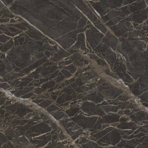 Gros plan sur le plateau de table en stratifié compact Mighty avec aspect marbre luxueux dans des tons foncés avec des veines claires. Ce plateau de table résistant aux rayures de 12 mm d'épaisseur convient à une utilisation en intérieur et en extérieur et est idéal pour le mobilier de restauration dans les restaurants, cafés et hôtels.