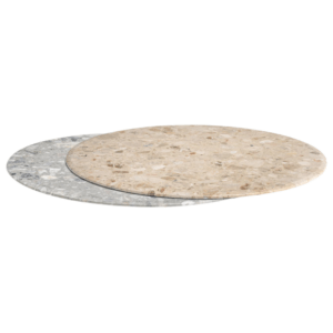Twee ronde composite marble tafelbladen, in beige en grijs. De mix van natuurlijke tinten en afgeronde vormen past perfect in elk stijlvol horecameubilair concept.