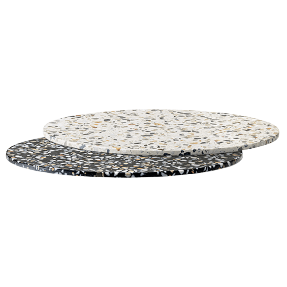 Jeu de deux plateaux de table ronds en marbre composite noir et blanc. L'aspect terrazzo contrasté ajoute une touche ludique et élégante à tout intérieur d'accueil.