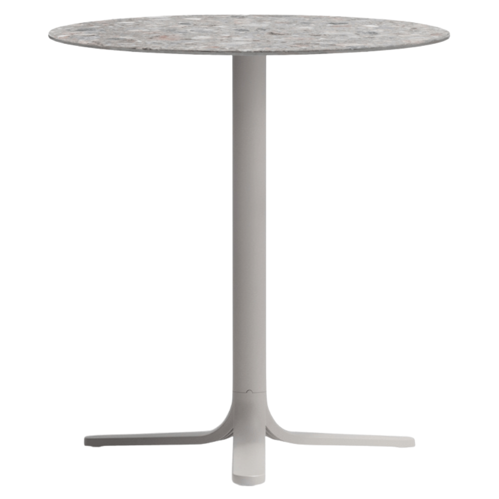 Table ronde avec un plateau en marbre composite gris sur une base en métal clair. Un choix discret et moderne pour les terrasses, la restauration ou les espaces intérieurs.