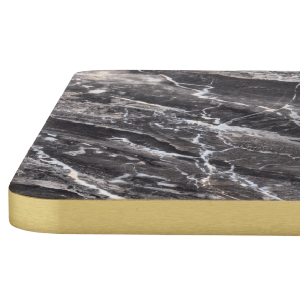 Close-up van een zwart marmerlook horeca tafelblad in laminaat, met een robuuste spaanplaat kern en een opvallende vlakke ABS rand in satijn messing. De structuur en afwerking maken dit blad tot een ideale keuze voor wie horeca meubilair kopen wil met een luxueuze uitstraling en hoge gebruiksbestendigheid.