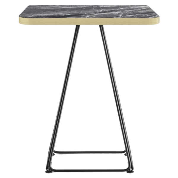 Tafelblad in zwart marmerlook laminaat met een vlakke ABS rand in satijn messing, geplaatst op een elegant zwart metalen onderstel met driehoekige structuur. Ideaal voor wie op zoek is naar horeca tafels stoelen of een stijlvolle horecatafel voor binnengebruik in restaurant interieur of bar inrichting horeca.
