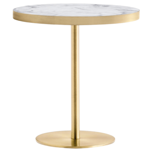 Rond tafelblad in wit marmerlook laminaat met vlakke messingkleurige ABS rand, gecombineerd met een slanke zuilvoet in geborsteld goud. Deze luxueuze ronde horeca tafel is perfect als horeca tafel te koop voor indoor gebruik in horeca interieur inrichting, zoals café, hotel of lobby.