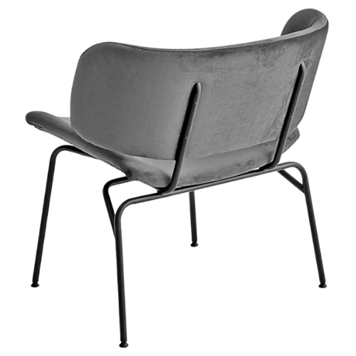 Achteraanzicht van de Julietta Lounge horecastoel met zwart metalen frame en brede rugleuning in zachte grijze stoffen bekleding. Comfortabele en stijlvolle keuze voor horeca meubilair.