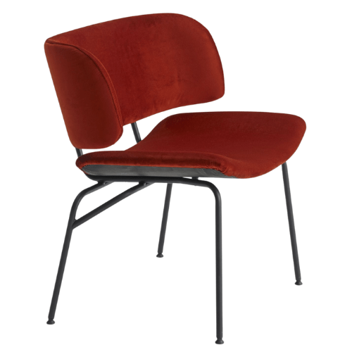 Schuin zijaanzicht van de Julietta Lounge stoel met zwart metalen frame en rode stoffen bekleding op zitting en rug. Ergonomisch design voor café inrichting of restaurant interieur.