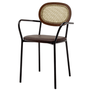 Vue de face du fauteuil Pietro avec accoudoirs arrondis, cadre en métal noir et dossier en bois foncé avec finition en osier – assise confortable en similicuir brun foncé, parfait pour l’aménagement de cafés et assises horeca.
