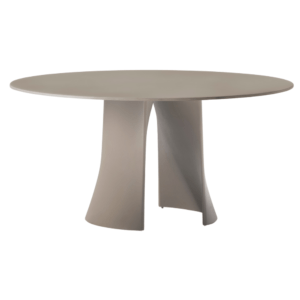 Ronde betonnen terrastafel voor horeca met sculpturale voet in zandkleurige afwerking. Het onderstel bestaat uit twee elegante aluminium schalen in poedercoating die samen een vloeiende, luchtige basis vormen. Bovenblad in solide HPL-laminaat met dunne, vlakke randafwerking. Ideaal voor horeca terras inrichting of moderne buitenzones horeca.