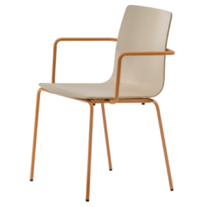 Conferentiestoel met afgeronde beige kuip en fijn oranje frame. De lichte vormgeving en open armleuningen maken deze stoel bijzonder geschikt voor café-inrichting of wachtruimtes. Polyvalent projectmeubilair uit onze horeca meubelen groothandel.