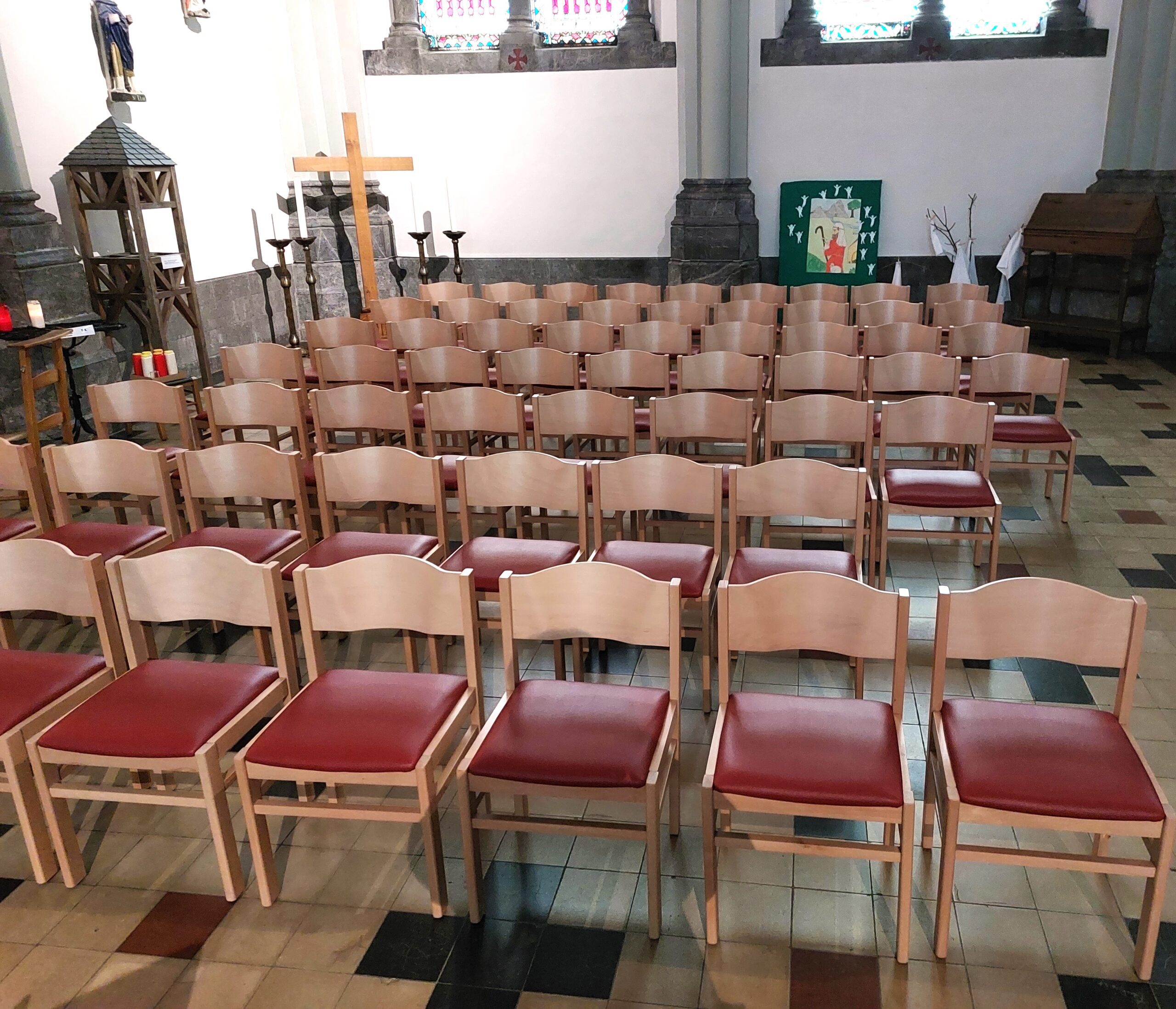 Meubilair kerkstoelen voor kerk in Wallonië