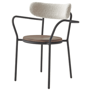 Vue de face du fauteuil Zoa pour l'hôtellerie-restauration avec structure en acier noir, assise confortable en bois et dossier incurvé recouvert d'un tissu beige clair. Modèle élégant et robuste pour les cafés, restaurants ou intérieurs d'hôtels.