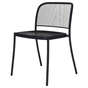 Mobilier d'accueil élégant avec une structure noire et un aspect transparent grâce à l'assise et au dossier perforés. Léger et robuste à la fois. Mobilier de restauration empilable pour un aménagement flexible de la terrasse.