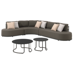 Modulaire horeca loungeset met een gebogen opstelling, inclusief hoekmodule, 1-zit en 2-zit. Donkergrijze stoffen bekleding in rope en kussens in neutrale tinten. Afgewerkt met charcoal aluminium frame en twee ronde keramische salontafels horeca. Ideaal voor stijlvolle horeca terras inrichting of loungehoek horeca buiten.
