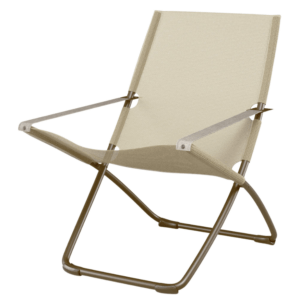 Eenvoudige, elegante loungestoel voor buiten met gebogen lijnen. Zitting en rug in ademende kunststof bekleding, beige taupe frame en sobere armleuningen. Comfort en stijl voor elke horecazaak. Stoelen horeca voor binnen en buiten. De Snooze is de perfecte aanvulling op uw horeca lounge meubilair.