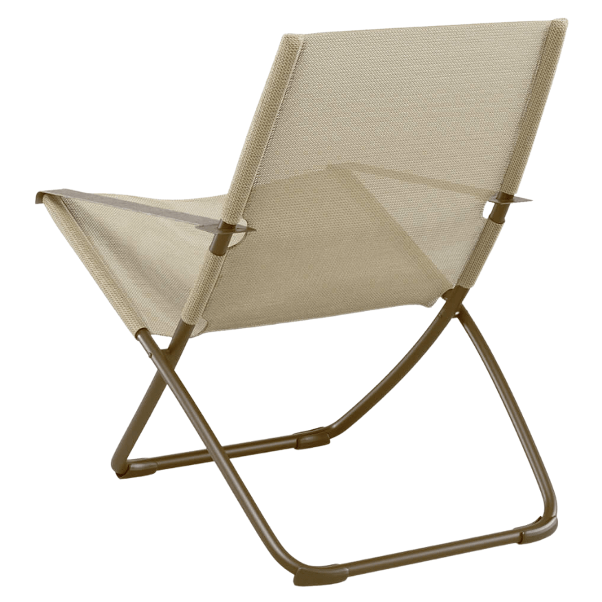 Achteraanzicht van de zandkleurige inklapbare loungestoel met PVC bekleding, metalen frame in brons en comfortabele hoge rugleuning. Duurzame horeca terrasstoel.
