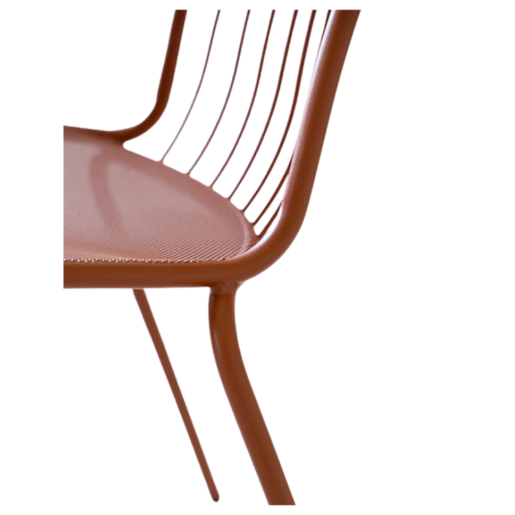 Close-up van het zijprofiel van de Alisea terras stoel toont het ergonomisch gebogen frame in staal, met een subtiele helling in de rugleuning. Ideaal voor een horeca terras inrichting met oog voor comfort. Horeca terrasstoelen stapelbaar en lichtgewicht, ideaal horeca terrasmeubilair.