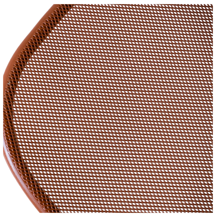 Alisea horeca terrasstoel, Italiaans design. Detailfoto van de geperforeerde zitting, gemaakt uit stevig metaal met anti-roest behandeling. Perfect voor wie op zoek is naar duurzame horeca terrasstoelen stapelbaar.