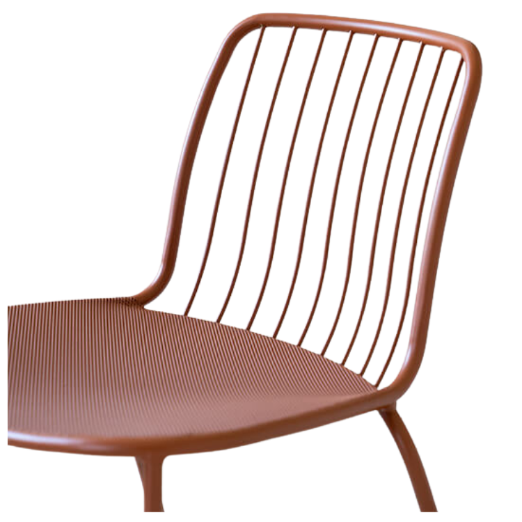 Perspectiefbeeld van de rugleuning van een Alisea terrasstoel, waar fijne metalen spijlen een elegante belijning creëren. Combineer stijlvol met ander horeca meubilair voor buitengebruik.