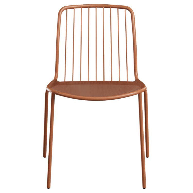 Vooraanzicht van de Alisea stapelbare stoel benadrukt de strakke lijnen, minimalistisch design en matte afwerking. Deze horeca stoel is zowel stevig als elegant. Deze horeca terrasstoel past perfect in elk plaatje.