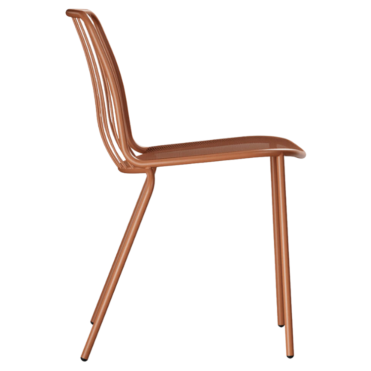 Zijaanzicht van de Alisea terras stoel in terracotta kleur, toont de subtiele buiging van de rug en de fijne pootconstructie. Ideaal in combinatie met onze horeca terrastafels en compacte opstellingen. Stapelbare terrasstoelen voor elk horeca terras.