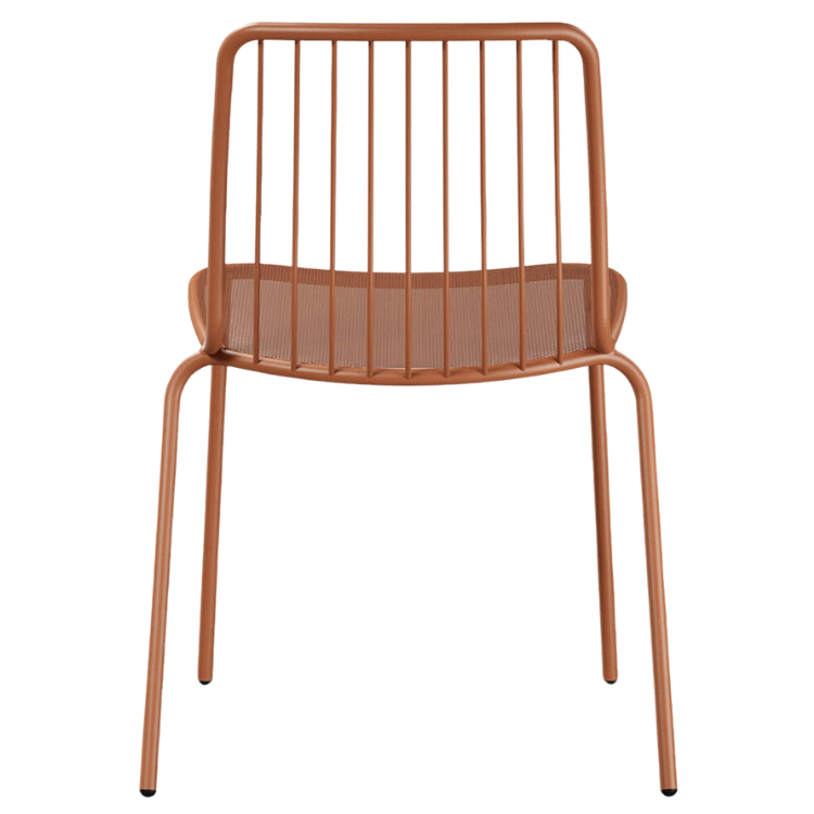 Achteraanzicht van een stapelbare terras stoel met zicht op de rugleuning, waar de harmonie van het ontwerp tot uiting komt. Geschikt voor elk interieur horeca met een moderne twist.