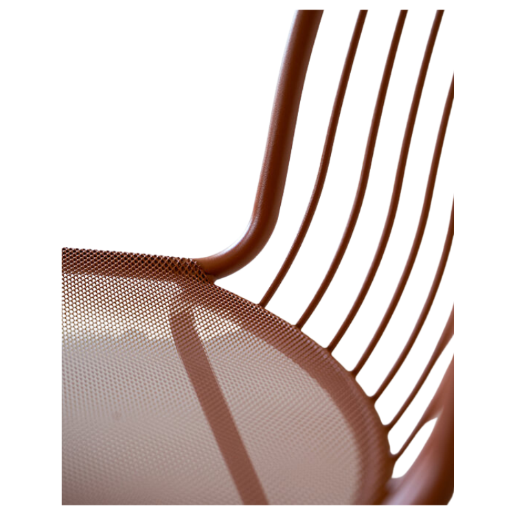 Zoom op het aansluitpunt tussen rug en zitvlak van de Alisea terrasstoel. Je kunt het vakmanschap in het lassen en de afwerking duidelijk zien. Past perfect bij andere horeca meubels van metaal. Stapelbaar en licht in gewicht, combineer met een horeca terrastafel in dezelfde kleur voor een uniforme look op jouw horeca terras.