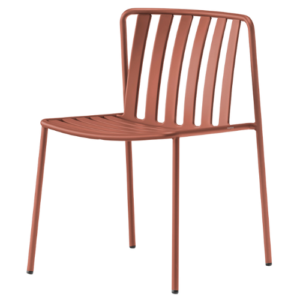 Coney stoel zonder kussen in terracotta kleur, toont slanke vorm en verticale metalen ruglatten in poedercoating. Horeca stoel stapelbaar, horeca meubels.