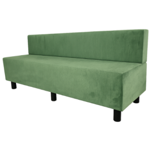Strakke zitbank op maat met een rechte rugleuning en zitting in zachte, matgroene stofbekleding. De bank heeft een moderne, minimalistische afwerking met een glad oppervlak zonder zichtbare stiknaden. Uitgevoerd op zes zwarte poten voor een stabiele basis. Perfect voor een inrichting van een horecazaak, inrichting van een cafetaria in een woonzorgcentrum of als wandbank horeca in een stijlvolle b2b-omgeving.