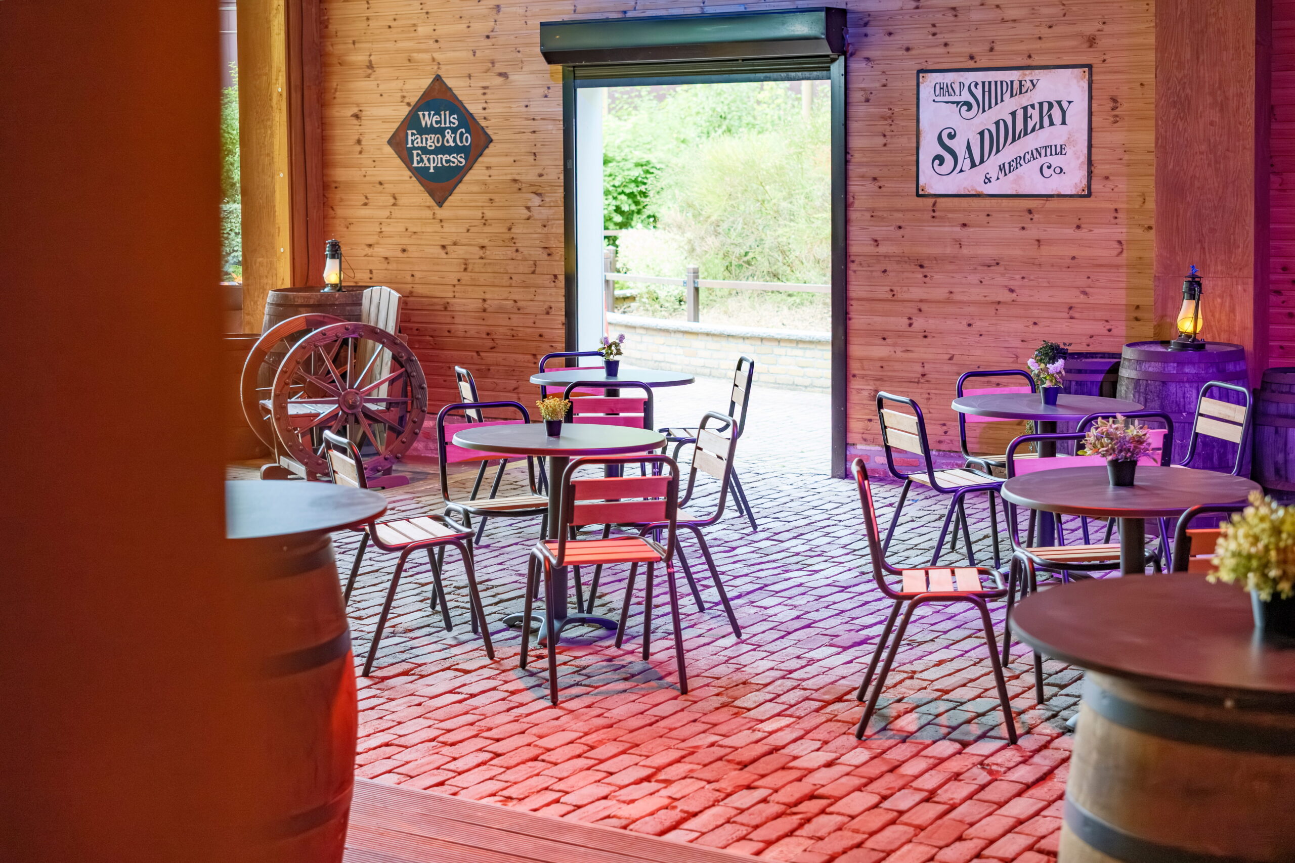 Rodeo Ranch Bobbejaanland met Coca-Cola vaten en horecatafels van Búni