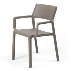 Taupe kunststof terrasstoel met armleuningen, duurzame outdoor stoel voor tuin en horeca