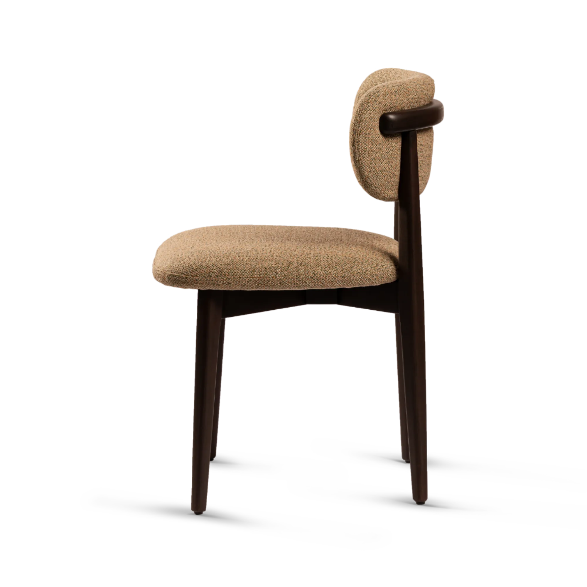 Vue de profil oblique du fauteuil Milan, avec un revêtement marron et une structure en bois apparente.